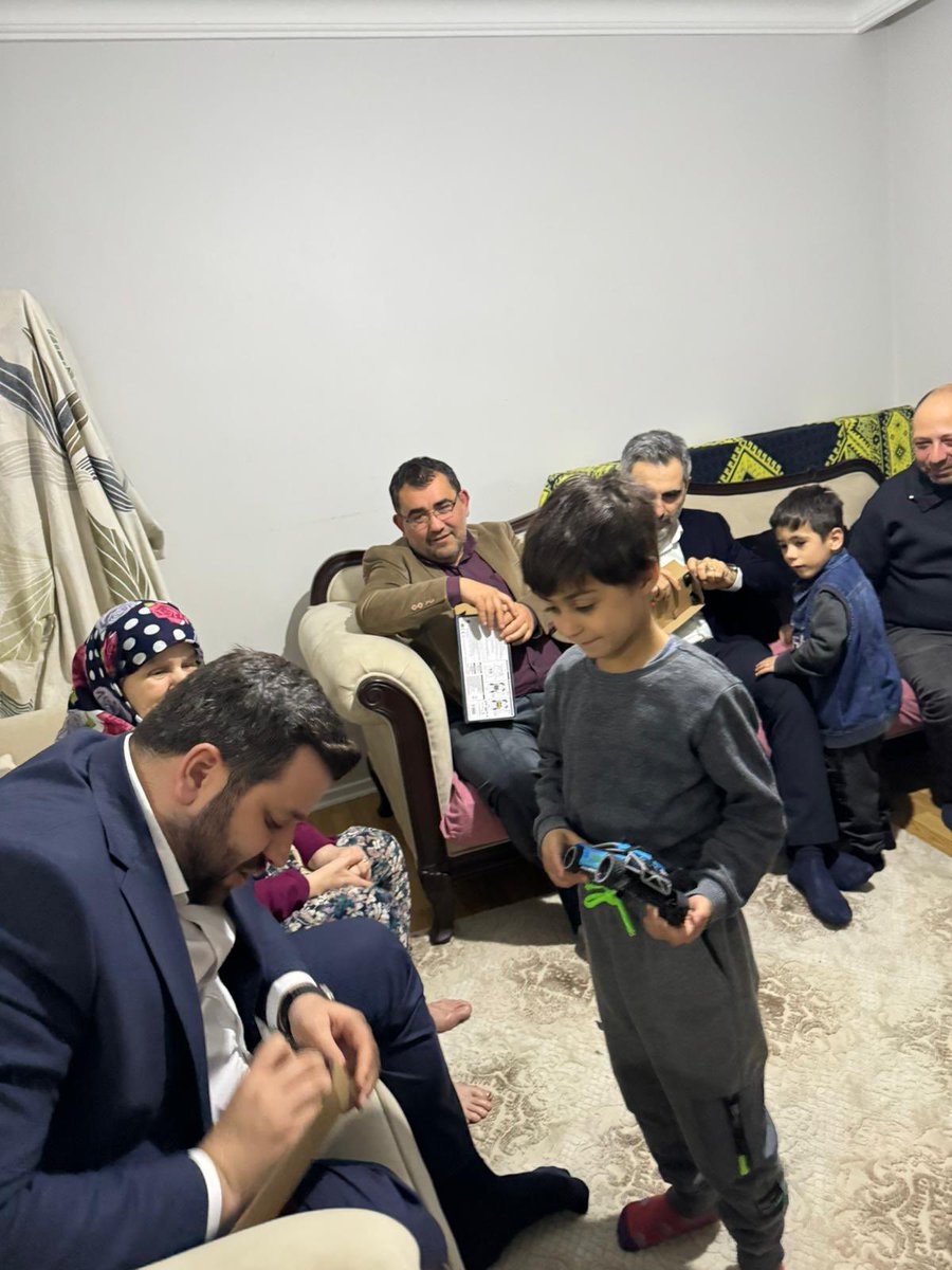 Kayışdağı sakinlerimizden Irmak Ailesine ziyarette bulunarak geleceğimiz için Ataşehirin yarınlarına destek istedik.

<a href="/burakcifci34/">Burak ÇİFCİ</a> 
<a href="/naimyagci_/">Av. Mustafa Naim Yağcı</a> 

#AtaşehirSizin