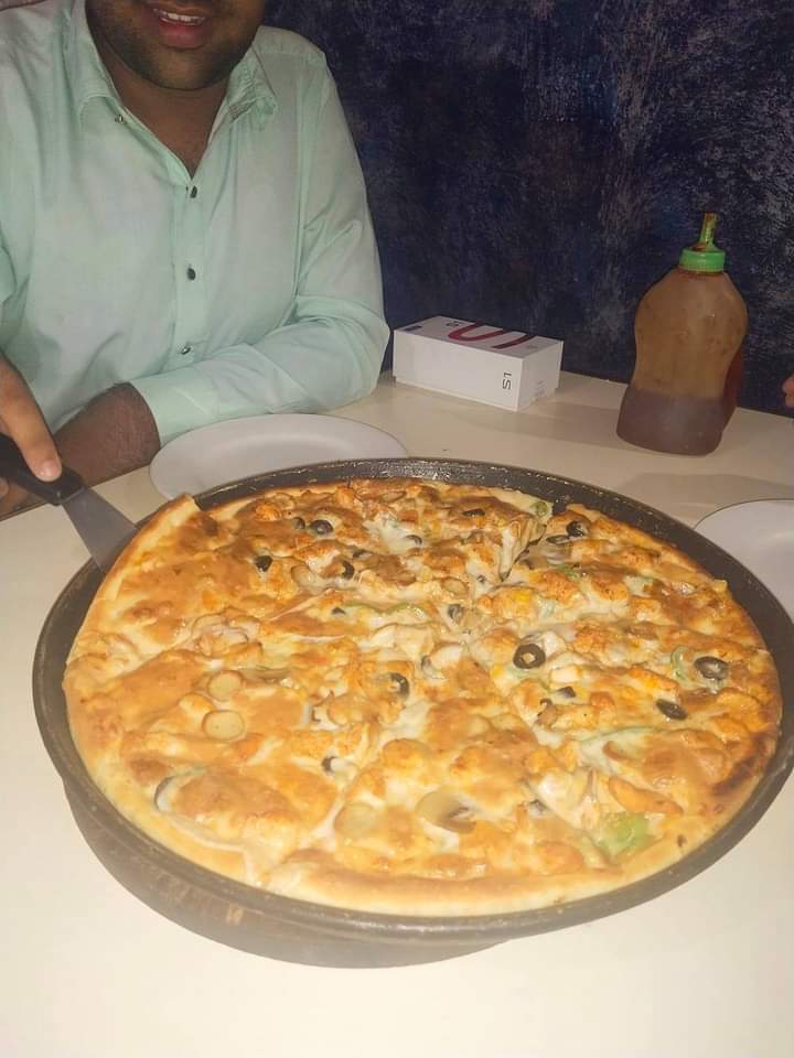 UsmanMalick29's tweet photo. Pizza 🍕  lovera 
#LISAxBulgariStudio #readingfc #Crypto #earthquake #tiktokban #AtleticoMadridInter #LoveIsBlind #KateGate https://t.co/k38n1AHFIo