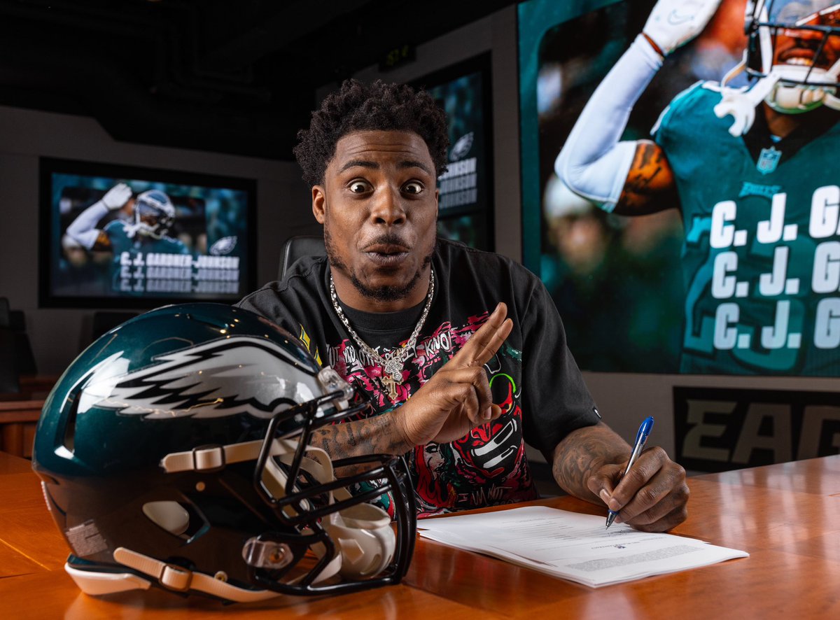 Eagles's tweet photo. Officially back together 🫶

@CGJXXIII | #FlyEaglesFly https://t.co/bhh1Zj7RQa