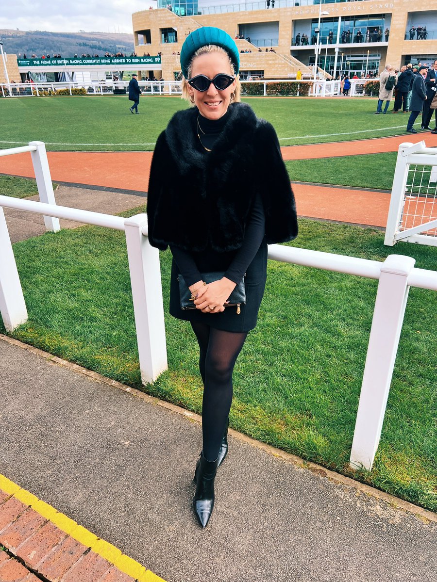 V_Binnie_Ryle's tweet photo. 📻Thoroughly enjoyed being part of the @5liveSport extra family for the week at Cheltenham. Chatting horses each day along side @GinaBryce, @RobNothman, @HuntyCaller, @CharliePoste and co is a treat. 🎤 #TopTeam #TopWeek https://t.co/FT6ZJWwjYN