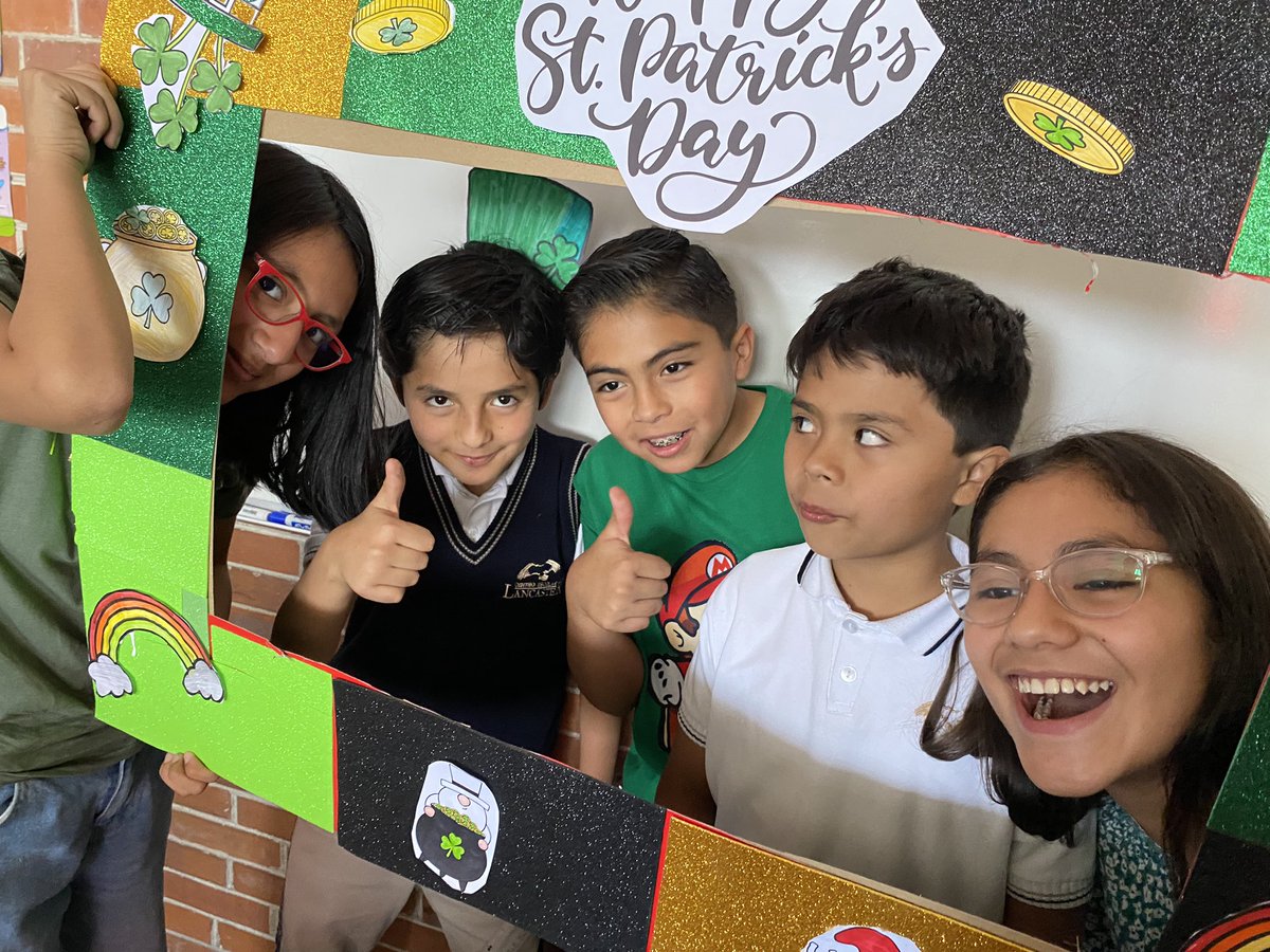TeacherMonn's tweet photo. 5th grade had so much fun celebrating Saint Patrick’s Day ☘️🇮🇪 
They decided to remember this day with their photo frame 📸
@primlancaster https://t.co/nMCW51Alva