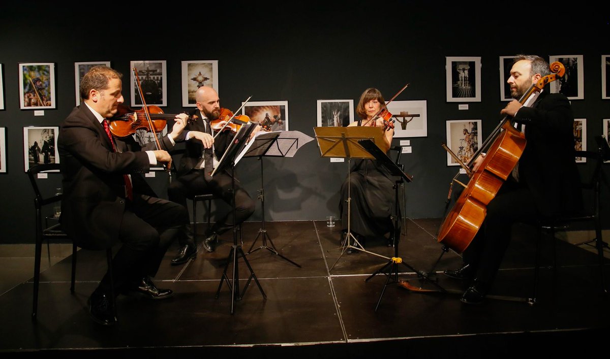 Bajo la luz tenue y en un ambiente íntimo, la Fundación Cajasol en Córdoba ha acogido hoy el concierto 'Stabat Mater', de Vivaldi, una joya de la programación de #TramosdeCuaresma a cargo del contratenor Manuel Ruiz y la Ensemble Elea Sonor.

📷 @maderocubero