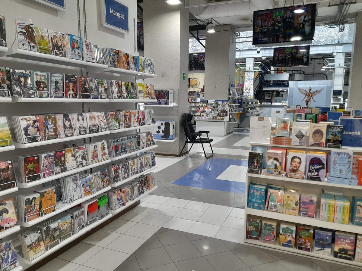 Me voy enterando de que en Mix Up venden libros y manga, abarcan casi la misma superficie que los LP y CD
