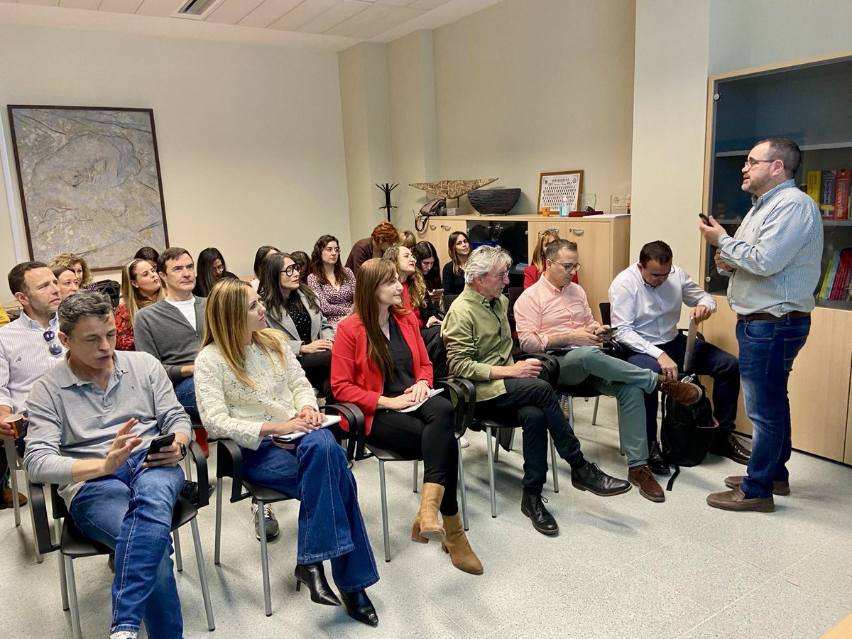 Aprendiendo hoy en el Departamento de Ps de la Salud sobre IA con el prof <a href="/fborras/">Fernando Borras</a> de <a href="/CyborgUMH/">Centro Experimental Cyborg - UMH</a> 🤖 Fascinados con las posibilidades que la IA nos ofrece en nuestra labor investigadora 🕵️