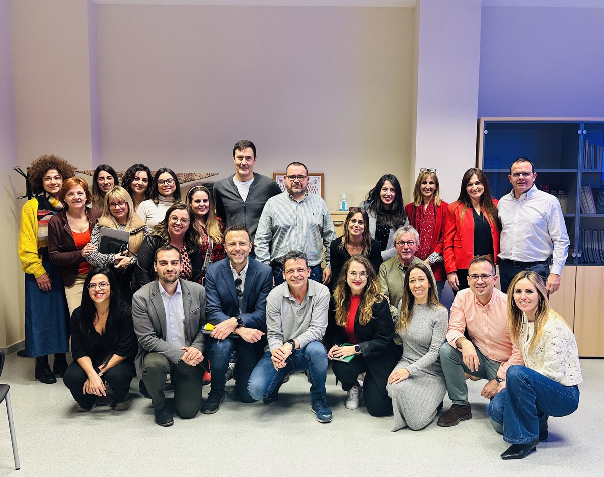 mireiaorgiles's tweet photo. Aprendiendo hoy en el Departamento de Ps de la Salud sobre IA con el prof @fborras de @CyborgUMH 🤖 Fascinados con las posibilidades que la IA nos ofrece en nuestra labor investigadora 🕵️ https://t.co/CdNwjezh86