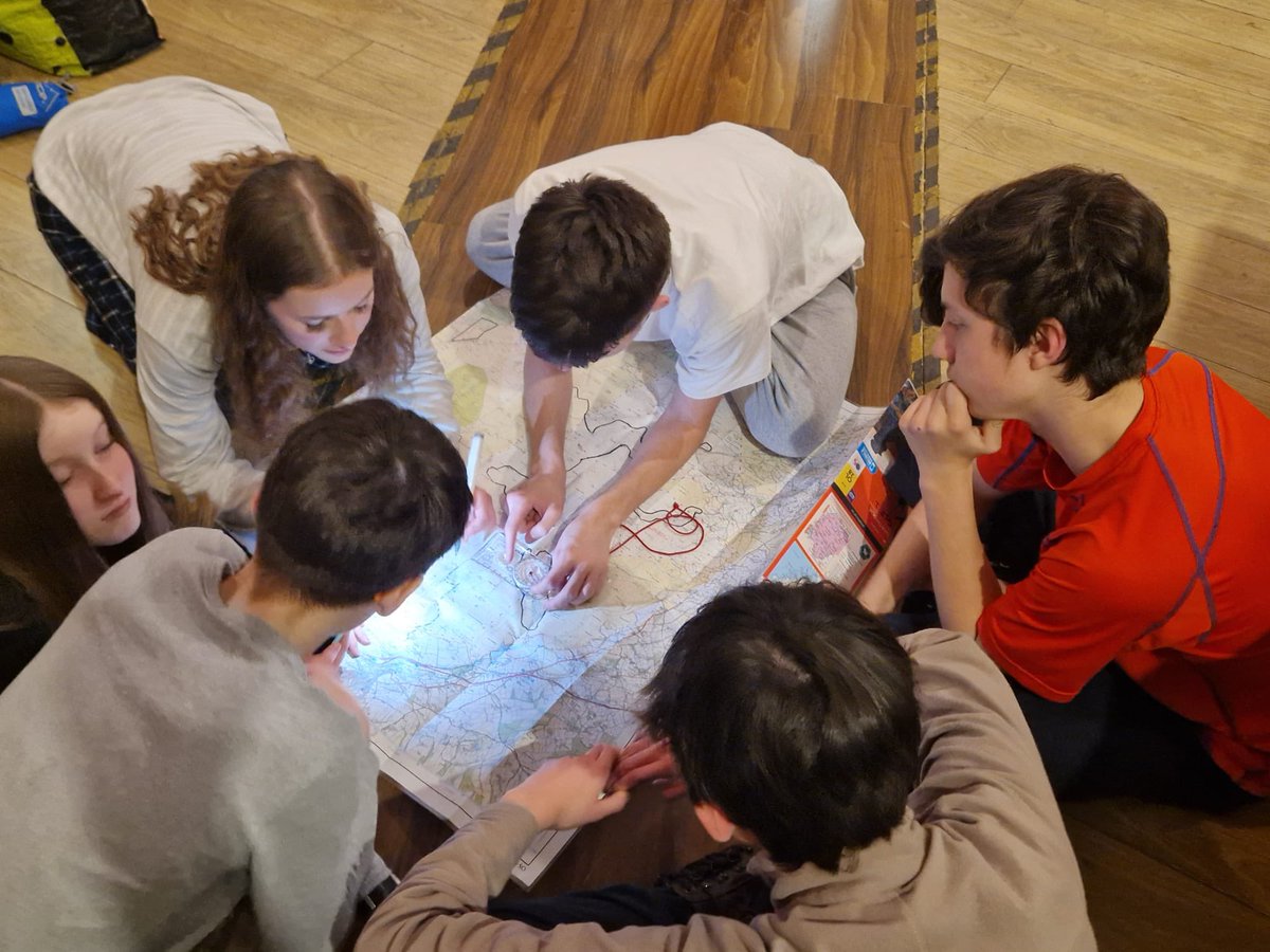 glt_sw's tweet photo. The 45 milers are busy planning their route for the weekend . The focus of the weekend being stamina ,pace and distance . All determined to smash it !@YateAcademy @BlaiseHighSch @HenleyBankHigh @YateAcademy @GreenshawTrust https://t.co/mdqbEmoWkm