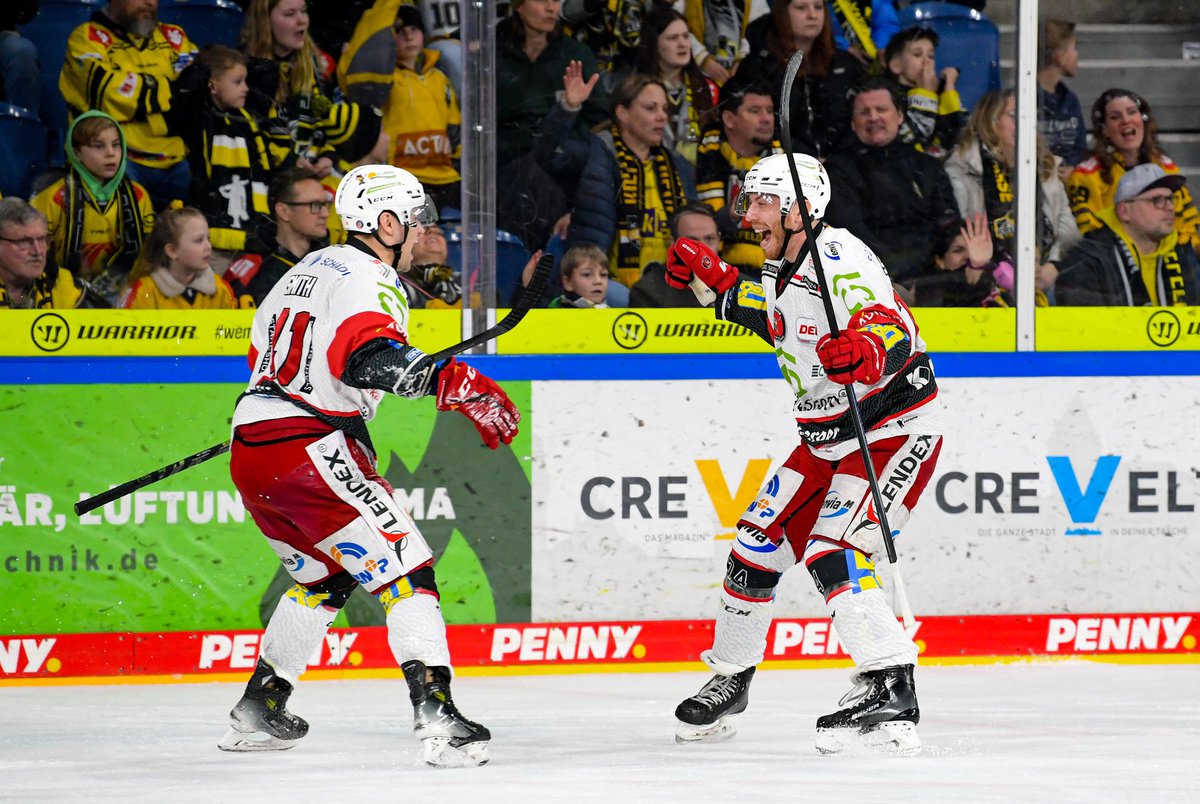 DEL2_News's tweet photo. Sieg Nummer 2 für Crimmitschau: Die @eispiraten gewinnen mit 5:3 gegen die Krefeld Pinguine .
Foto: Christoph Jürgens #del2 #HerzblutEishockey #kevepc https://t.co/KbVQV4kju4