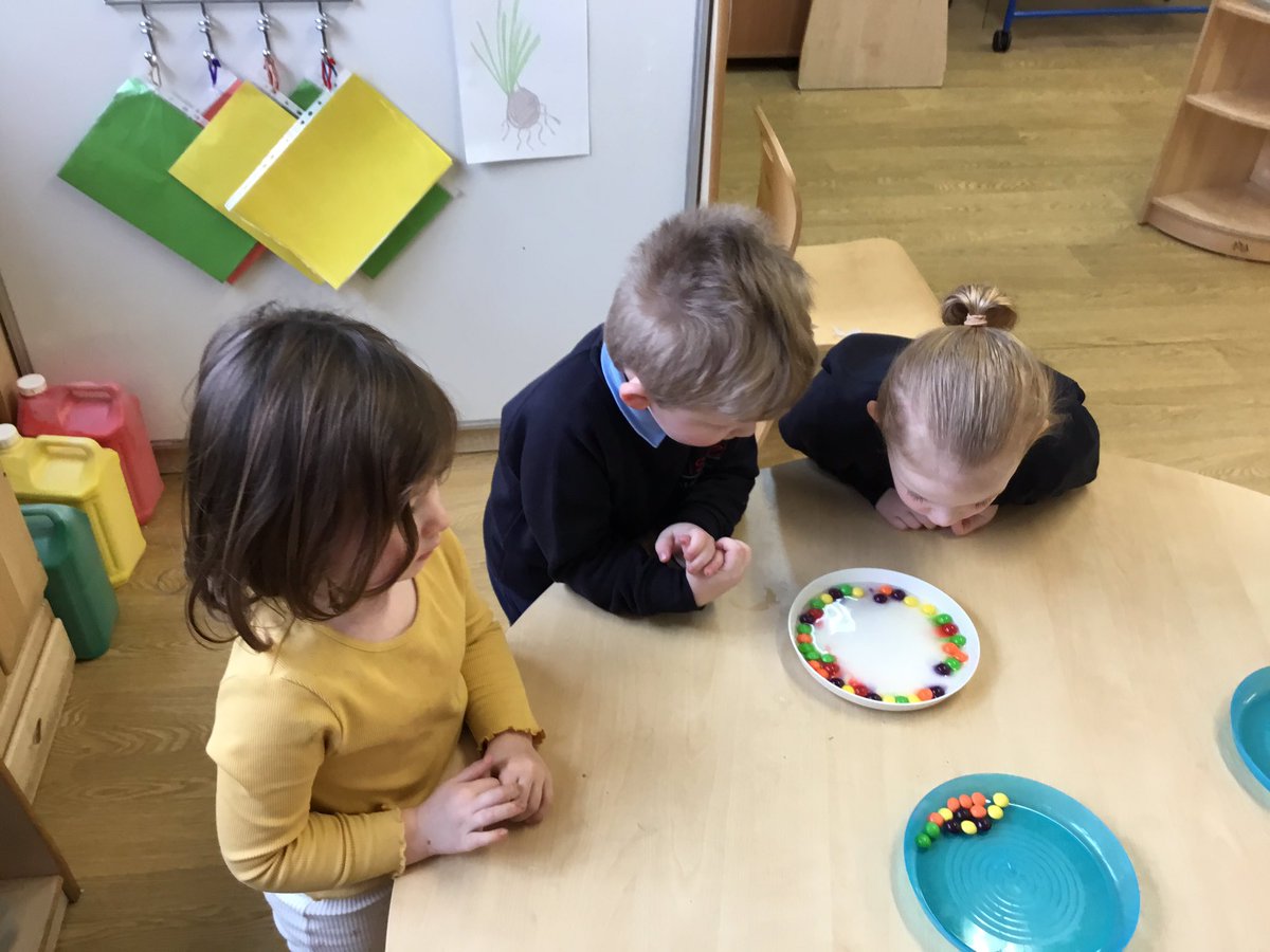 ListerinfN's tweet photo. Nursery enjoyed a visit from Miss McGowan who is a scientist. She visited Nusery to help the children to celebrate British Science Week. https://t.co/4Cnxdqxywy