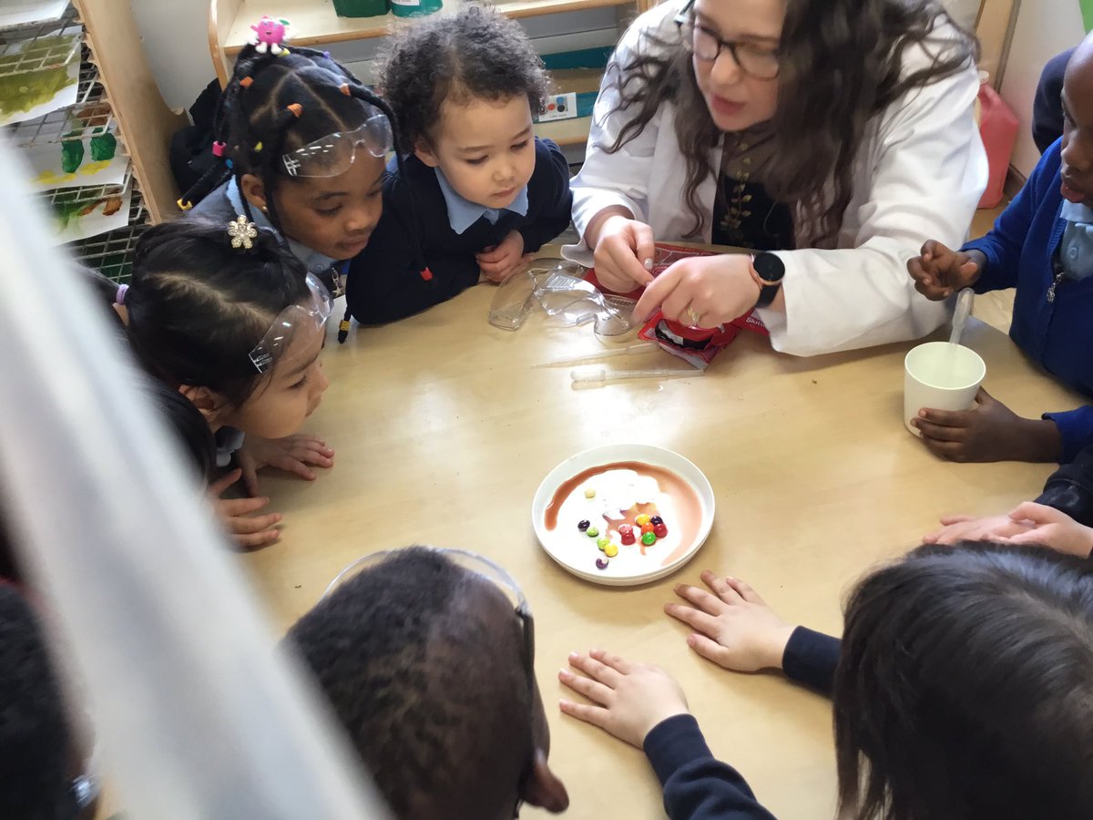 ListerinfN's tweet photo. Nursery enjoyed a visit from Miss McGowan who is a scientist. She visited Nusery to help the children to celebrate British Science Week. https://t.co/4Cnxdqxywy