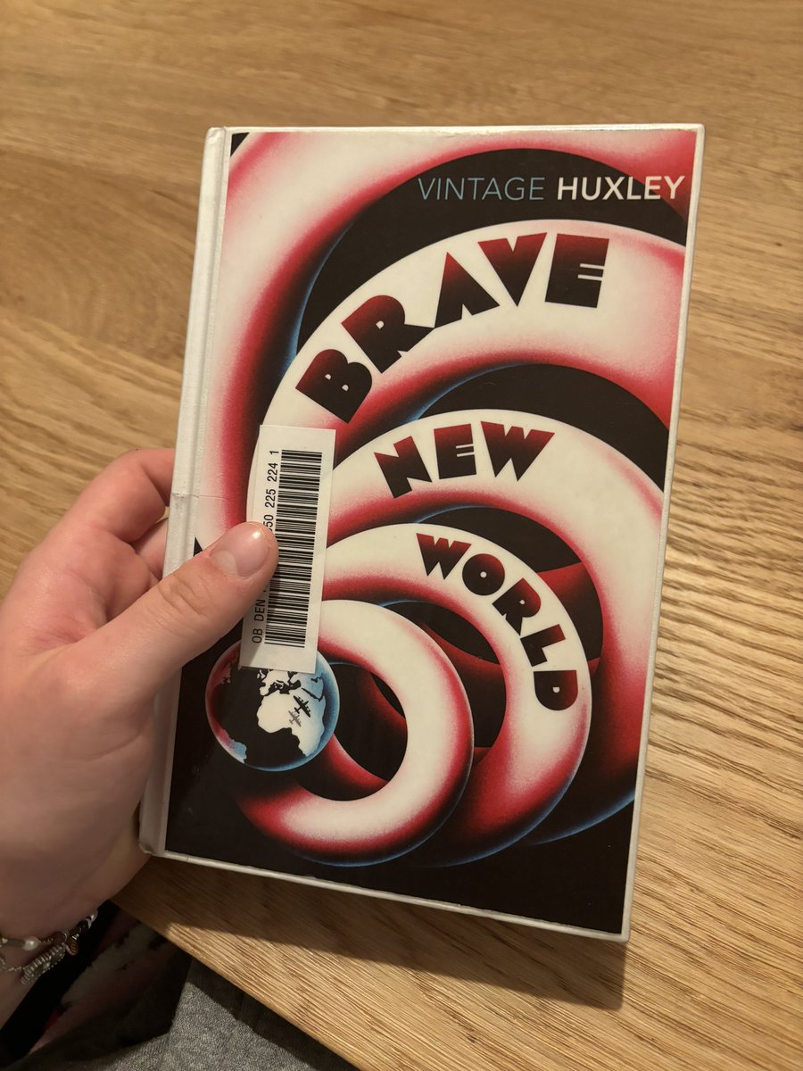 bellcicsi's tweet photo. currently reading brave new world by Huxleyy🤓 https://t.co/7vPCk4NO2i