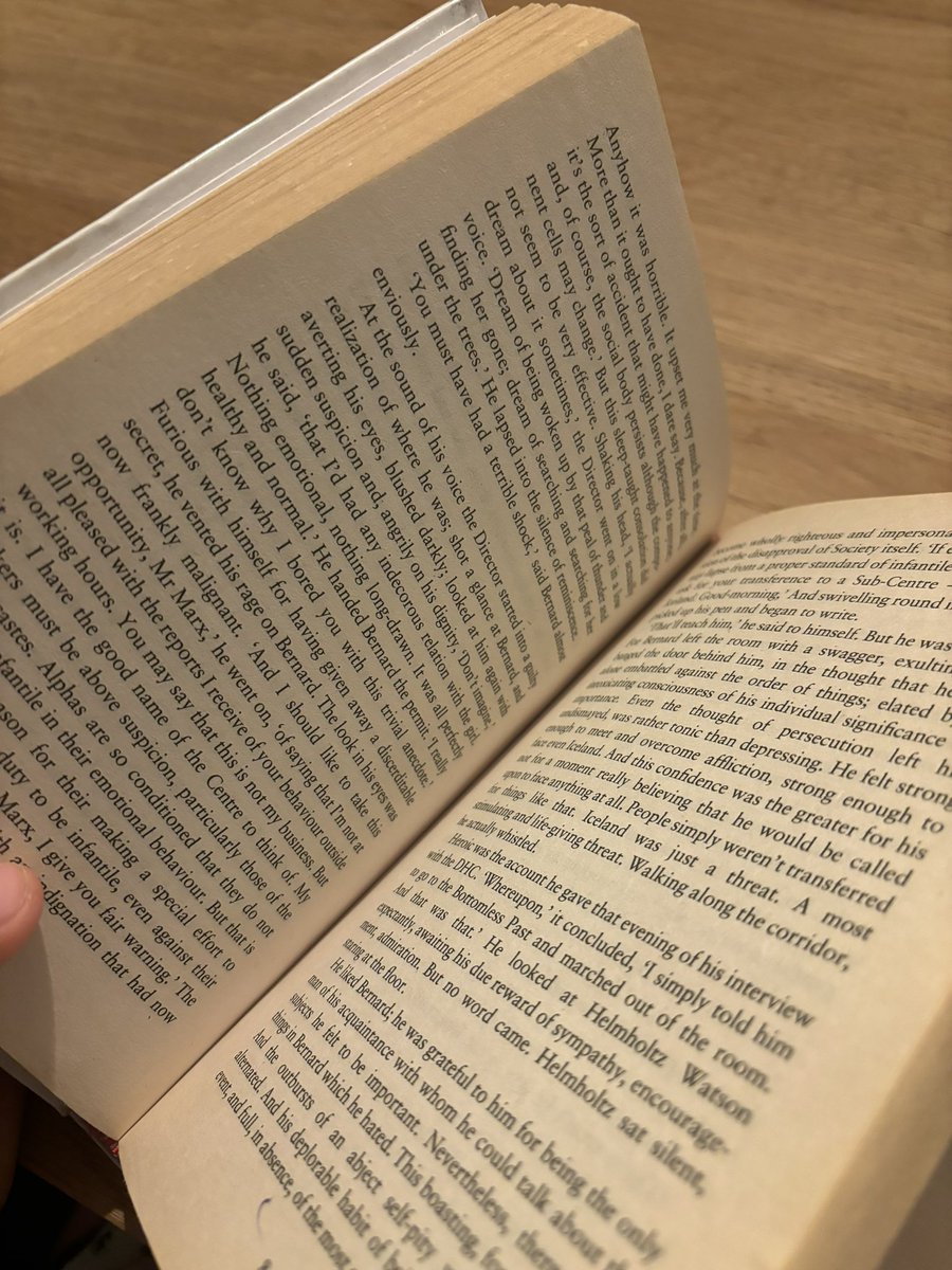 bellcicsi's tweet photo. currently reading brave new world by Huxleyy🤓 https://t.co/7vPCk4NO2i