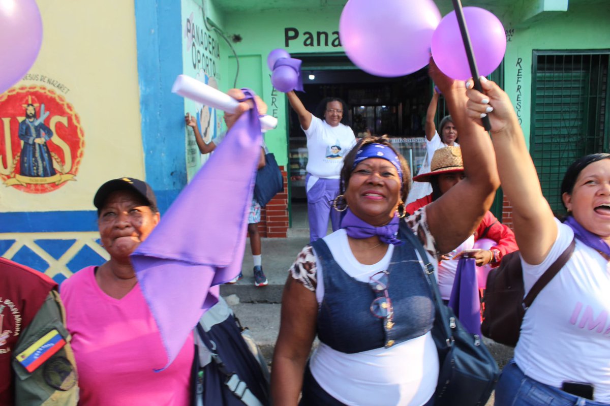 MinMujerVe's tweet photo. La fortaleza y liderazgo de las mujeres son fundamentales para consolidar la Revolución Bolivariana. ¡Sigamos haciendo historia! 💜✊🏻

#VivanMujeresPatriotas

@NicolasMaduro
@delcyrodriguezv
@luchaalmada
@VtvCanal8
@EscuelaInfluye 
@misionvenezuelamujer
@minmujer 
@Dhelizalvarez https://t.co/7bo3hkyXlh