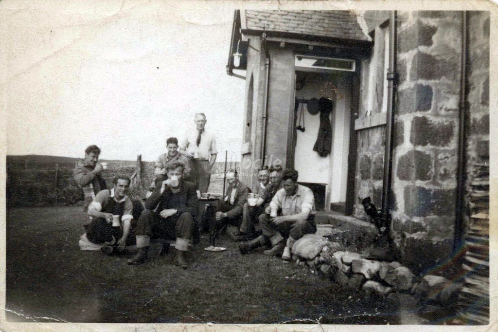 A  group of men outside a house at Polglass, Lochbroom.🏴󠁧󠁢󠁳󠁣󠁴󠁿

#Polglass #Lochbroom #Ullapool #Rossshire

For the names of the men click on the link below:
facebook.com/photo?fbid=881…