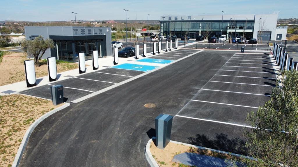 Ouverture du Superchargeur d’Aix Marseille (13)
55 All. de la Broquette, 13170 Les Pennes-Mirabeau
Situé à côté du SC <a href="/Tesla/">Tesla</a> d’Aix. Les stèles seront bientôt couvertes d’une ombriere solaire et un lounge. Idéalement situé a coté de l’A7
24 stèles en V4 250 kW. 
Ouvert à tous 🚗🚀