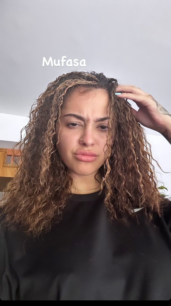 Se me podrá olvidar la dirección de mi casa pero nunca esas escaleras 

Ya confirme lo que sea que este pasado  🥲