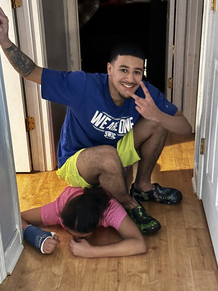 Lyhh76's tweet photo. 😂😂😂😩😩😩 They been messing with Sam &amp; he finally got’em 😂😂😂😂😂 he told me take the pics for their senior night photos 😂😂😂😂😂 #SiblingWars #SiblingLove #Sam #Kaori #Money6 @samue1parrish @KaoriElzy @Kj_Money6_Elzy https://t.co/PkRgMrvYf6