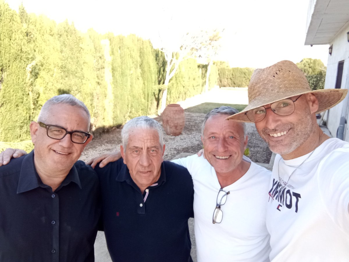 #Pip4
Magnífica tertúlia entre amics.
Escoltant i aprenent de grans persones i llegendes del <a href="/valenciacf/">Valencia CF</a> .
Pepe Claramunt, Emilio Fenoll i el gran Antonio Gabaldón.
🖤🤍🦇⚽