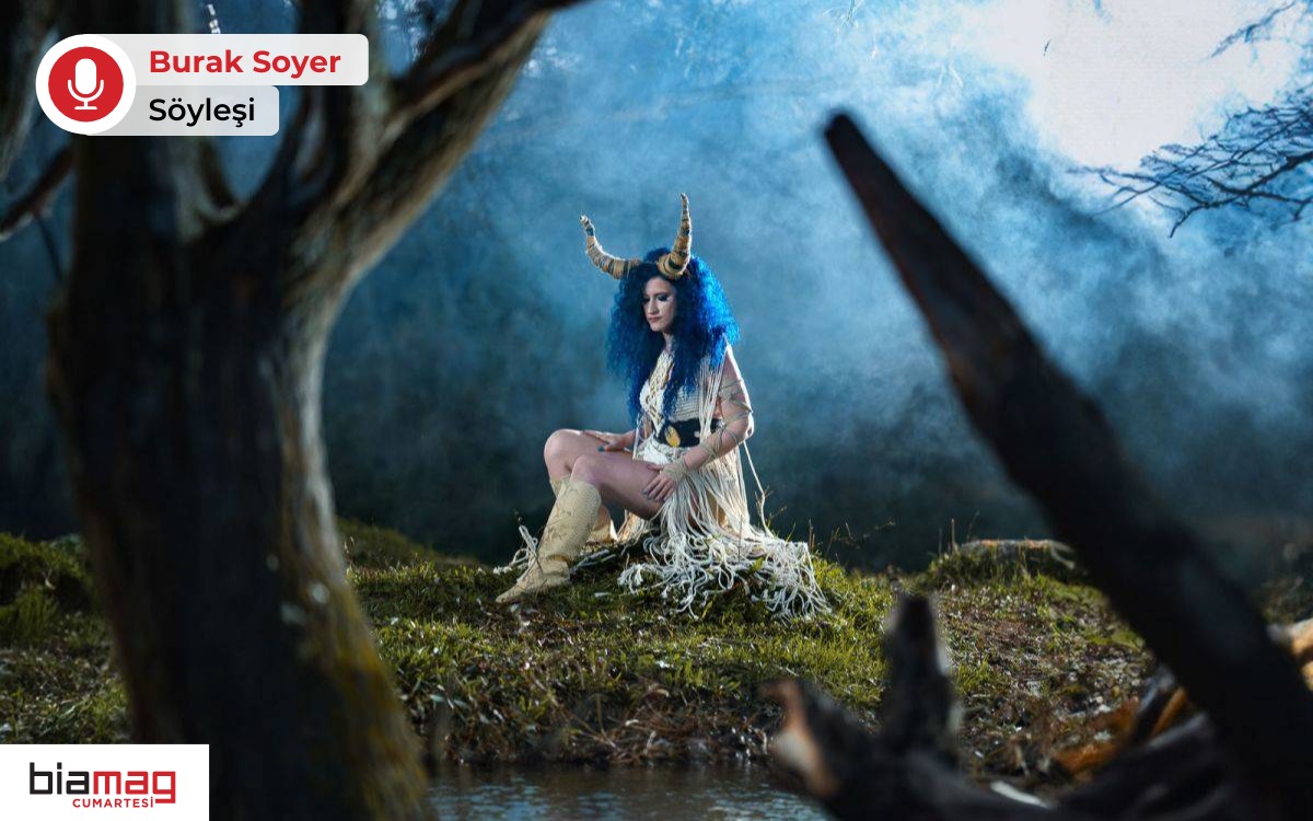 #biamag Türkiye'nin en önemli davulcularından “mavi saçlı davulcu kız” Leyan Senay, ilk şarkısını yayınladı.

🎙️ Burak Soyer'in söyleşisi: “Bluetiful iç dünyamın bir yansıması”

bianet.org/yazi/bluetiful…