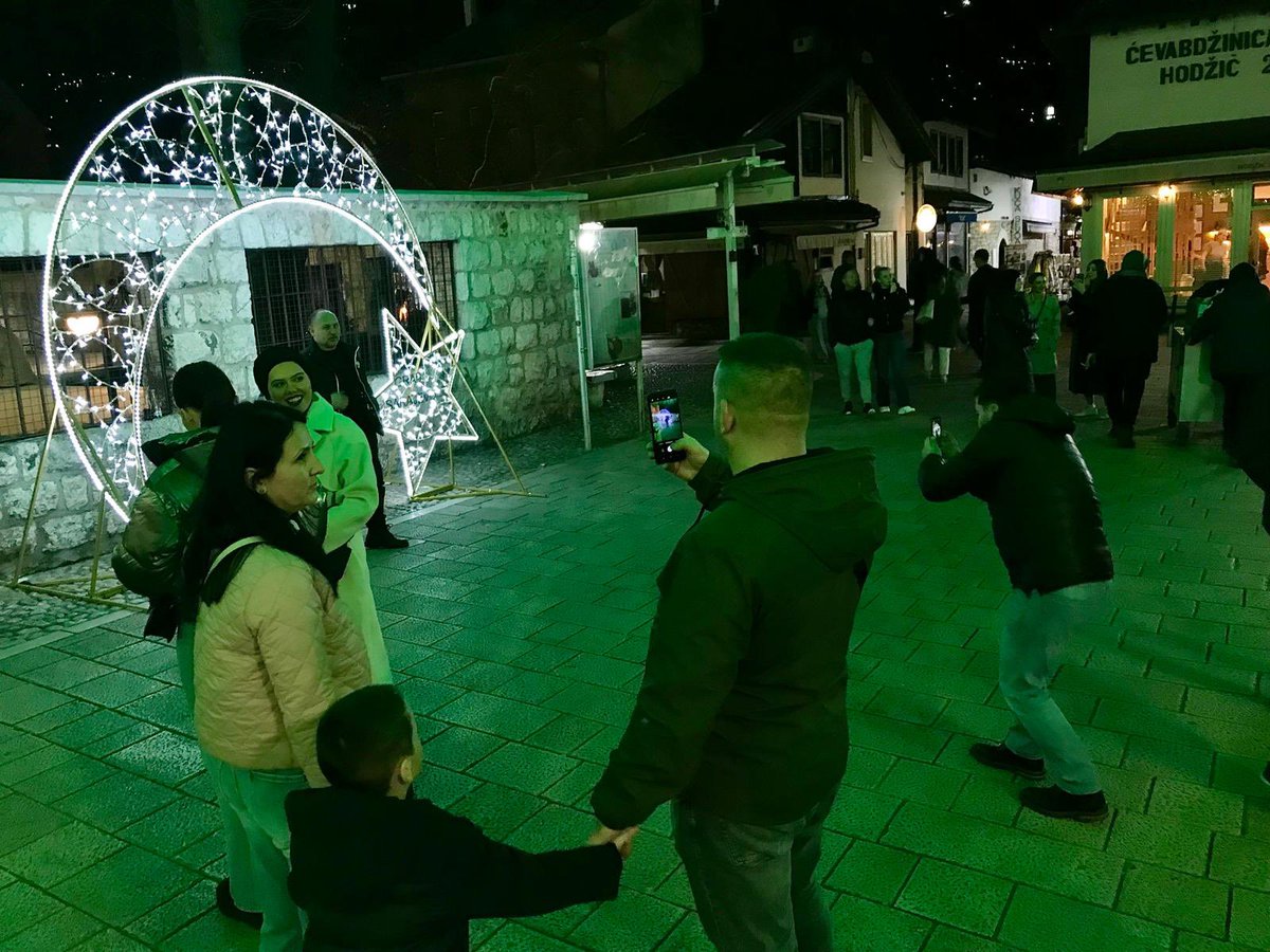 BenjaminaKaric's tweet photo. Sa vama dijelimo najljepše fotografije, koje odišu posebnošću Ramazana u Sarajevu. 💫💫

Od večeras, novi ukrasi na Baščaršiji. ❤️ https://t.co/nqzni2xNTa