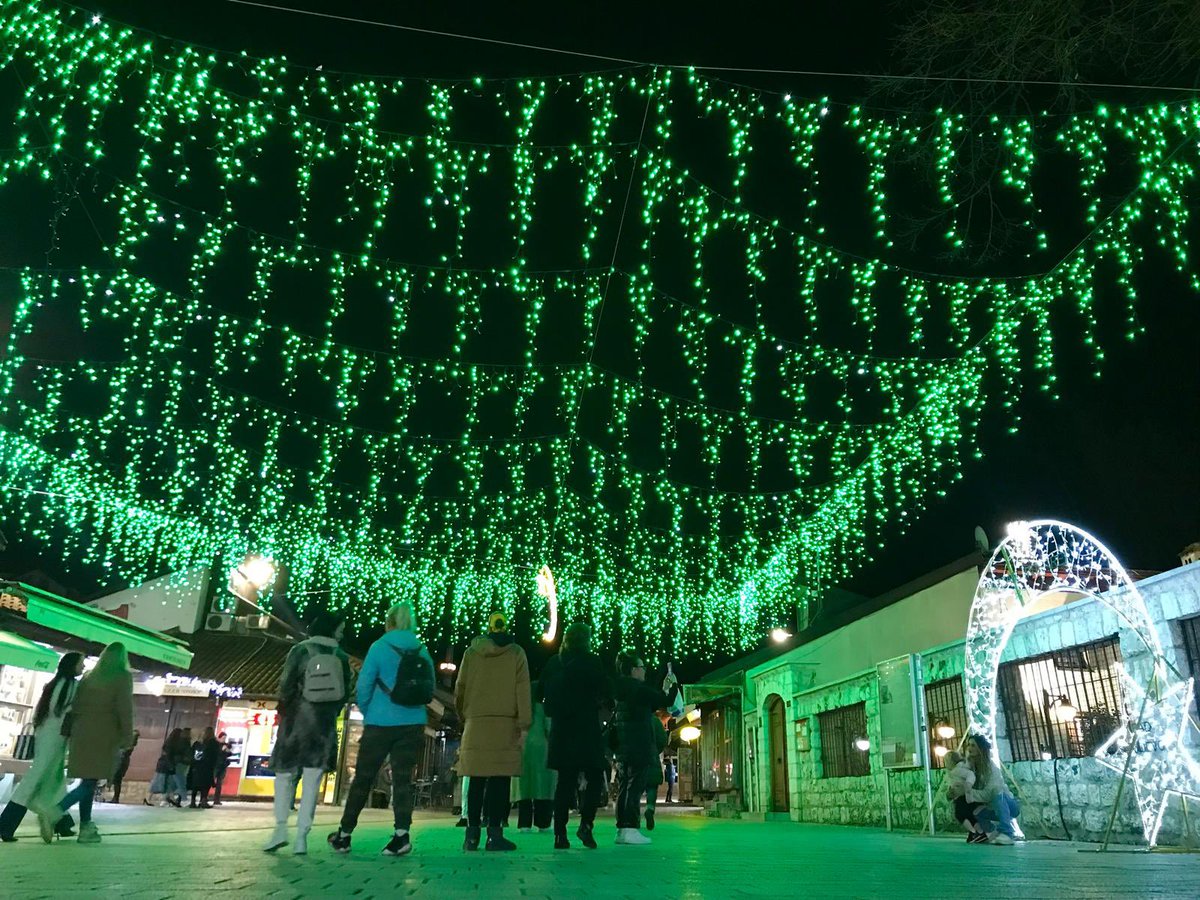 BenjaminaKaric's tweet photo. Sa vama dijelimo najljepše fotografije, koje odišu posebnošću Ramazana u Sarajevu. 💫💫

Od večeras, novi ukrasi na Baščaršiji. ❤️ https://t.co/nqzni2xNTa