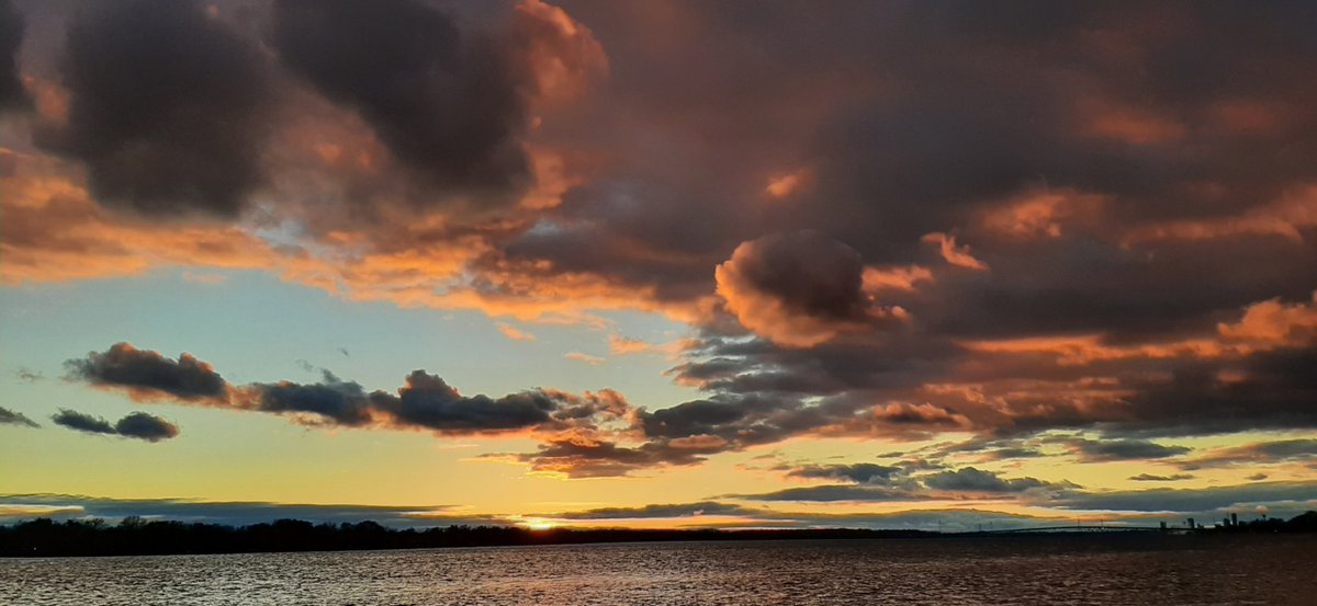 FototakerTony's tweet image. NOT today of course because #theSun is still high #intheSky but this #upperNiagaraRiver #sunset is a great memory! Just wishing it'd clear up a lot more so our #seeStars can get back to work!! #WNYsunsets #cellPix #upperNiagara @WesternNewYork #WNYmemories
