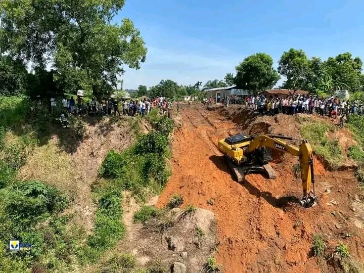 InfoMbujimayi's tweet photo. #Mbujimayi/#Projet35km
4 érosions absorbées sur l'avenue 20 #Bakenda/#Kangeya dans la #commune de #Bipemba lors des travaux de terrassements qui n'ont duré que quelques jours. Place maintenant aux travaux d'assainissement ! https://t.co/LDjJQ904Md