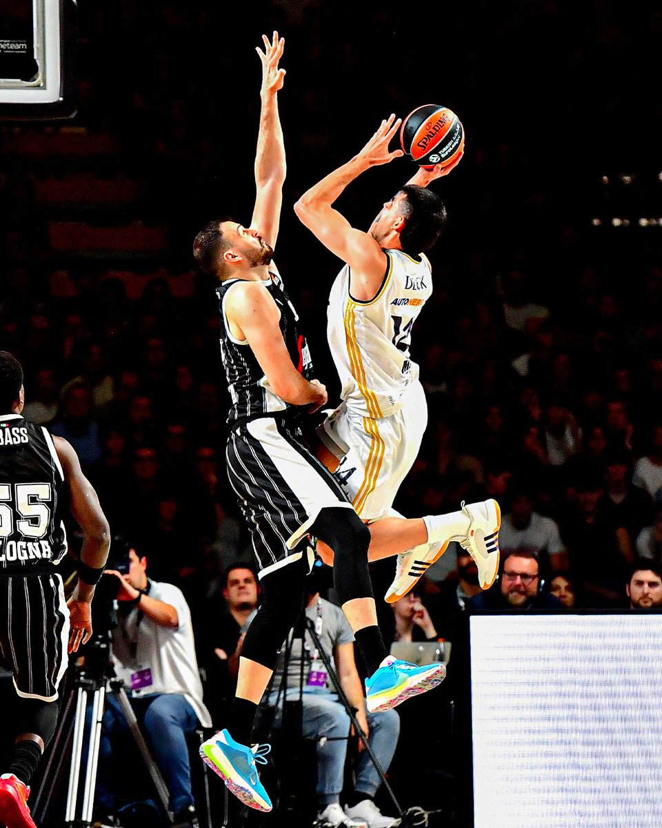 BasquetArg7's tweet photo. Victoria del Real Madrid en su visita a Virtus Bologna 89-74 por la ronda 29 de la #Euroleague 🏀

📊🇦🇷
Campazzo: 
10 puntos
2 rebotes
4 asistencias
En 25 minutos de juego 

Tortu Deck 🐢:
7 puntos
6 rebotes
2 asistencias
En 21:45 minutos de juego https://t.co/4Aw5Ef51sc