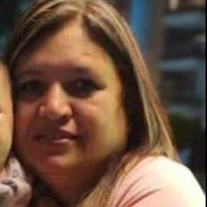 InforTvenezuela's tweet photo. Lourdes Fernández de 54 años de edad , maestra de un preescolar , se suicidó lanzándose desde una pasarela en la avenida Los Aviadores ,en Paraparal,estado Aragua.
La profesional en educación inicial y preescolar, era muy conocida en el municipio Francisco Linares Alcantara, debido a su destacada carrera como docente.
La mujer quedó auxiliada por conductores que transitaban por la avenida, luego de verla gravemente herida ,falleciendo posteriormente debido a las heridas.
# Cicpc # Suicidio # Sucesos