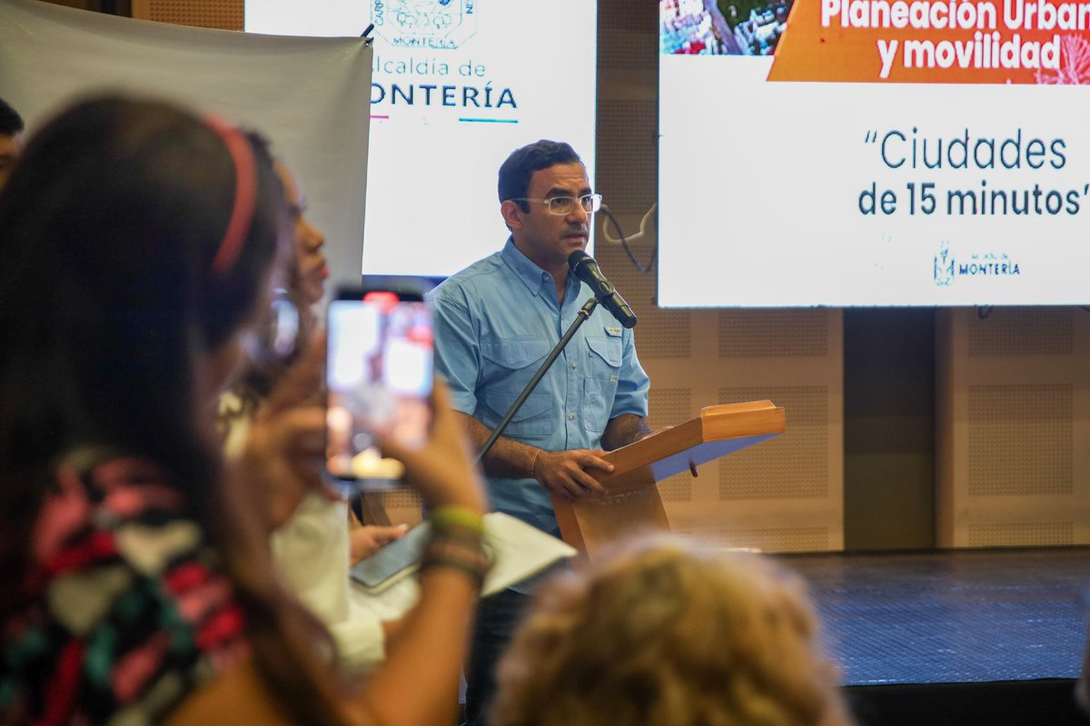 kerguelenhugo's tweet photo. Estamos en el Foro Internacional de Urbanismo y Movilidad reflexionando sobre nuestro progreso y los desafíos que enfrentamos en la construcción de una ciudad más equitativa, resiliente y sostenible, una ciudad de 15 minutos.

Hoy nos acompañan dos expertos en el tema: Carlos Moreno, investigador urbanista, franco-colombiano, conocido por su contribución al concepto de "Ciudad de 15 minutos" y Ricardo Montezuma, arquitecto, MSC y doctor en urbanismo y movilidad de la Escuela Nacional de Puentes y Caminos de París, Francia.