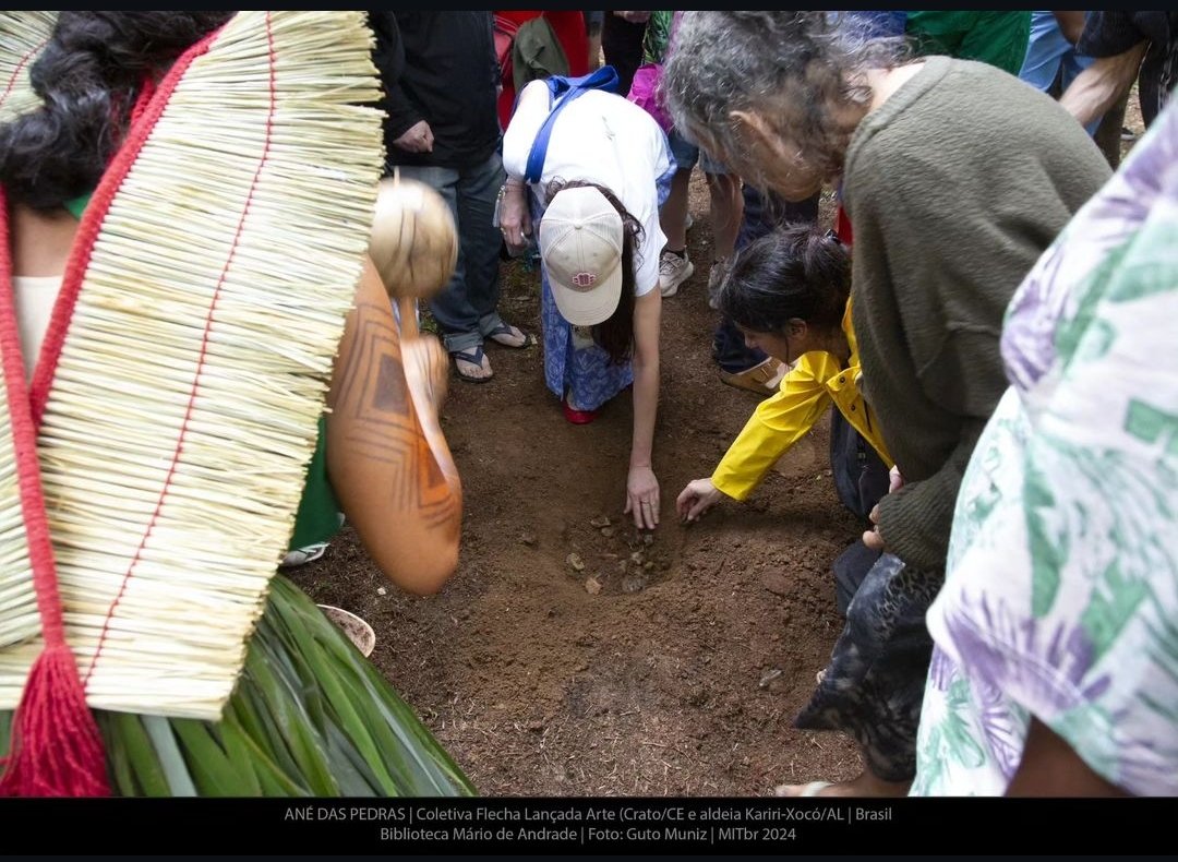 MITsaopaulo's tweet photo. A Coletiva Flecha Lançada Arte 
, do Crato/CE, apresentou (05/03) a performance Ané das Pedras. Na língua do povo kariri, “ané” significa sonho vivo. Para eles, as pedras são seres vivos que sentem e falam em tempos difíceis.  

Fotos: Guto Muniz I MITbr 2024 https://t.co/fJ2yMh8tCy