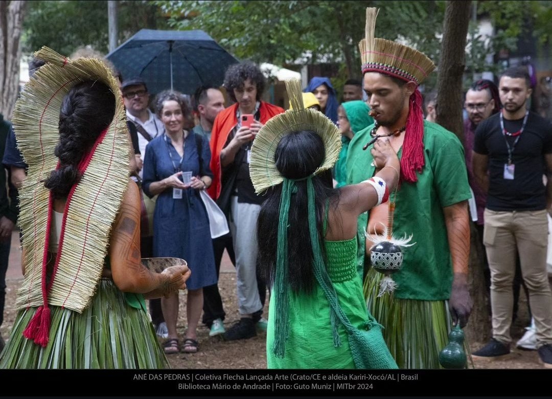 MITsaopaulo's tweet photo. A Coletiva Flecha Lançada Arte 
, do Crato/CE, apresentou (05/03) a performance Ané das Pedras. Na língua do povo kariri, “ané” significa sonho vivo. Para eles, as pedras são seres vivos que sentem e falam em tempos difíceis.  

Fotos: Guto Muniz I MITbr 2024 https://t.co/fJ2yMh8tCy