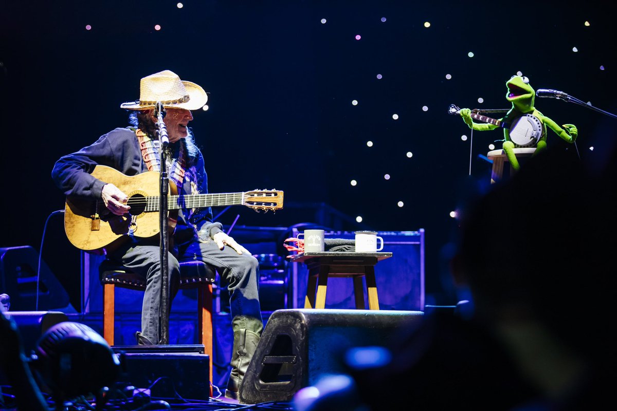 WillieNelson's tweet photo. A special #Luck reunion. 
@LuckReunion @KermitTheFrog #RainbowConnection

📷: Alana Swaringen https://t.co/mXJLUv7aHx