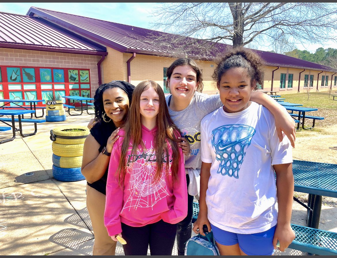 We have been enjoying the warmer weather! I love having lunch with my students!! Happy Friday! #schoolcounselorlife <a href="/OliveChapelElem/">Olive Chapel Elementary School</a> <a href="/Miss_Sullivan12/">Lauren Sullivan</a>