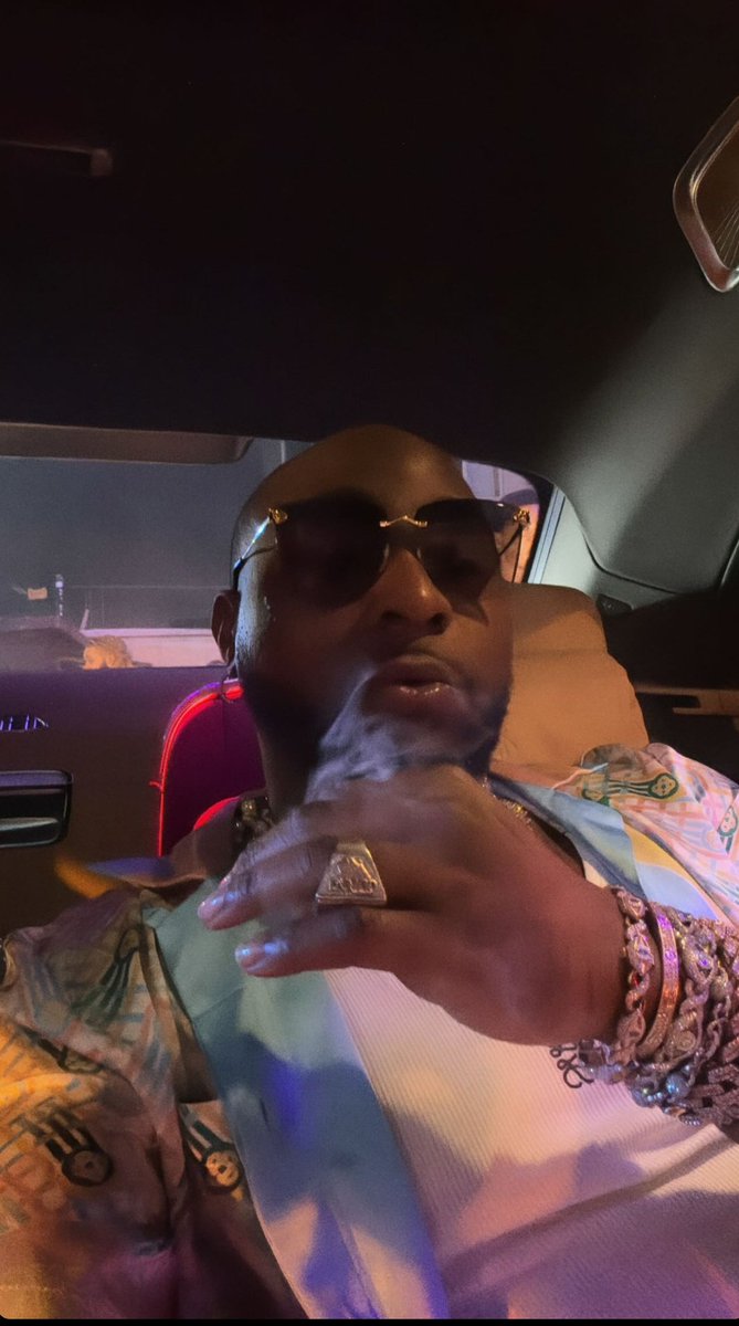 The only Nigeria artistes that's proud of Afrobeat and pushing Afrobeat forward. When RCA/SONY want Davido to change his style of music, he stop them and stick to his style of music. The only one Godfather of Afrobeat 👇👇👇