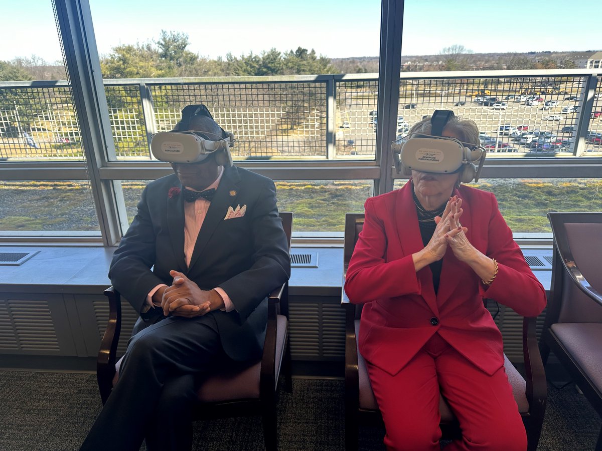 It has been an exciting last couple of days at our Albany HQ! I hosted a few friends from the NYS Legislature. We discussed how @NYSLabor is leveraging virtual reality technology to introduce New Yorkers to exciting new careers! Thank you all for coming!