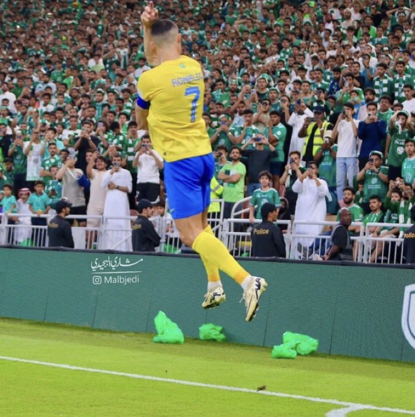 m_tt5l's tweet photo. @_xhxi @sall_fcb هذولا ثلاث انفار؟ تراك منبطح من قبل المباراه وتبي تدعم رونالدو والحين تقول ثلاث انفار https://t.co/x123EPTanl