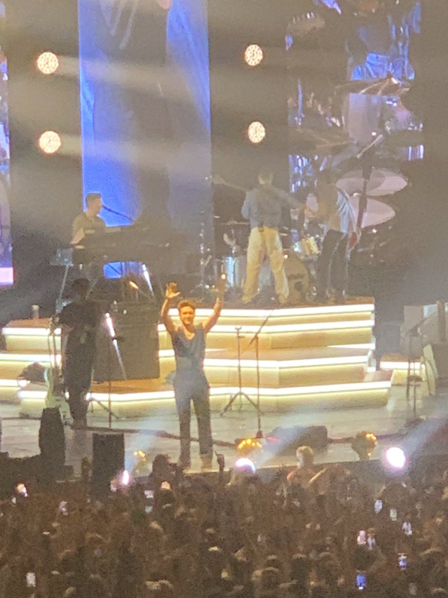 Sweetest person on earth! You’re the best!! #TSLOTStockholm <a href="/NiallOfficial/">Niall Horan</a>