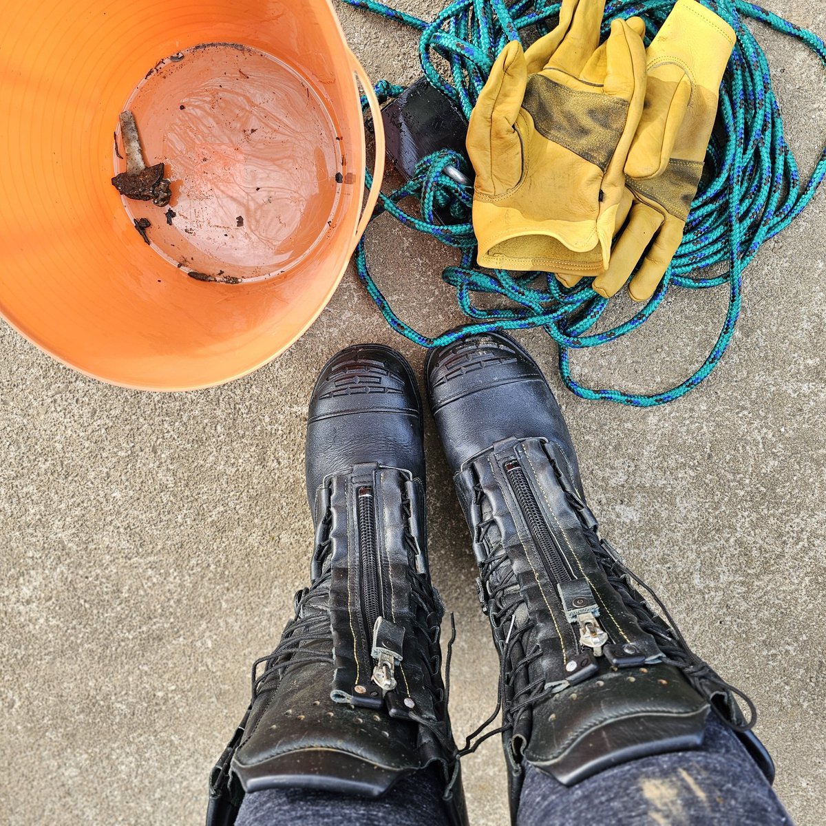 First time out magnet fishing in the Roanoke River in Salem today.  Found some nails &amp; the end of a caulking tube 🤣
#magnetfishing