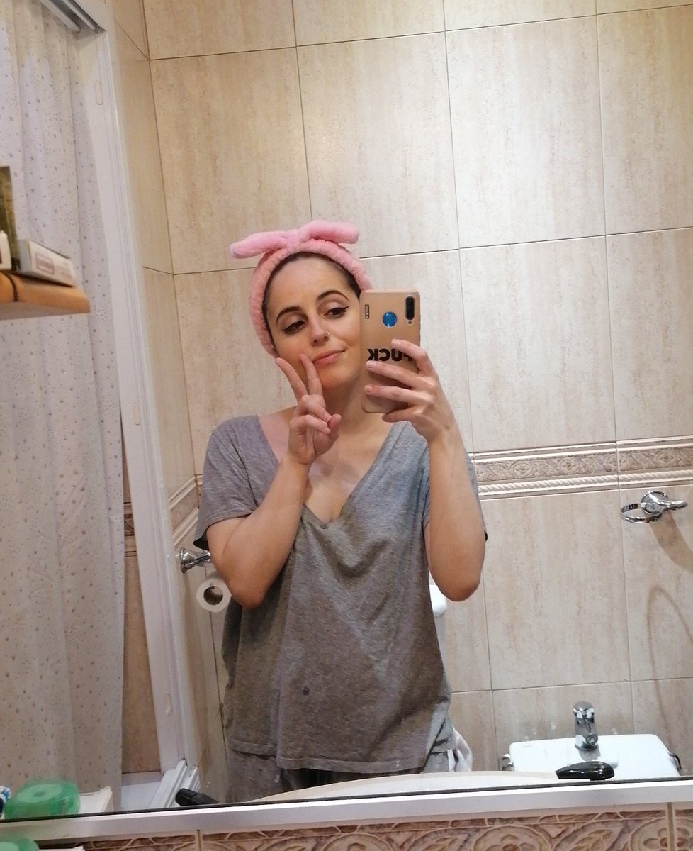 idkitsmeI's tweet photo. Desmaquillación coquette🎀 según mi hermano https://t.co/pfw3DwvhKx