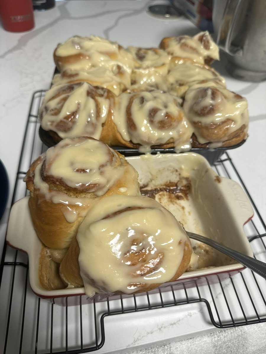 Musky429's tweet photo. Look, I'm in no way trying to suggest that a warm, gooey cinnamon roll is better than sex... -@altonbrown https://t.co/d2UToqMTN4