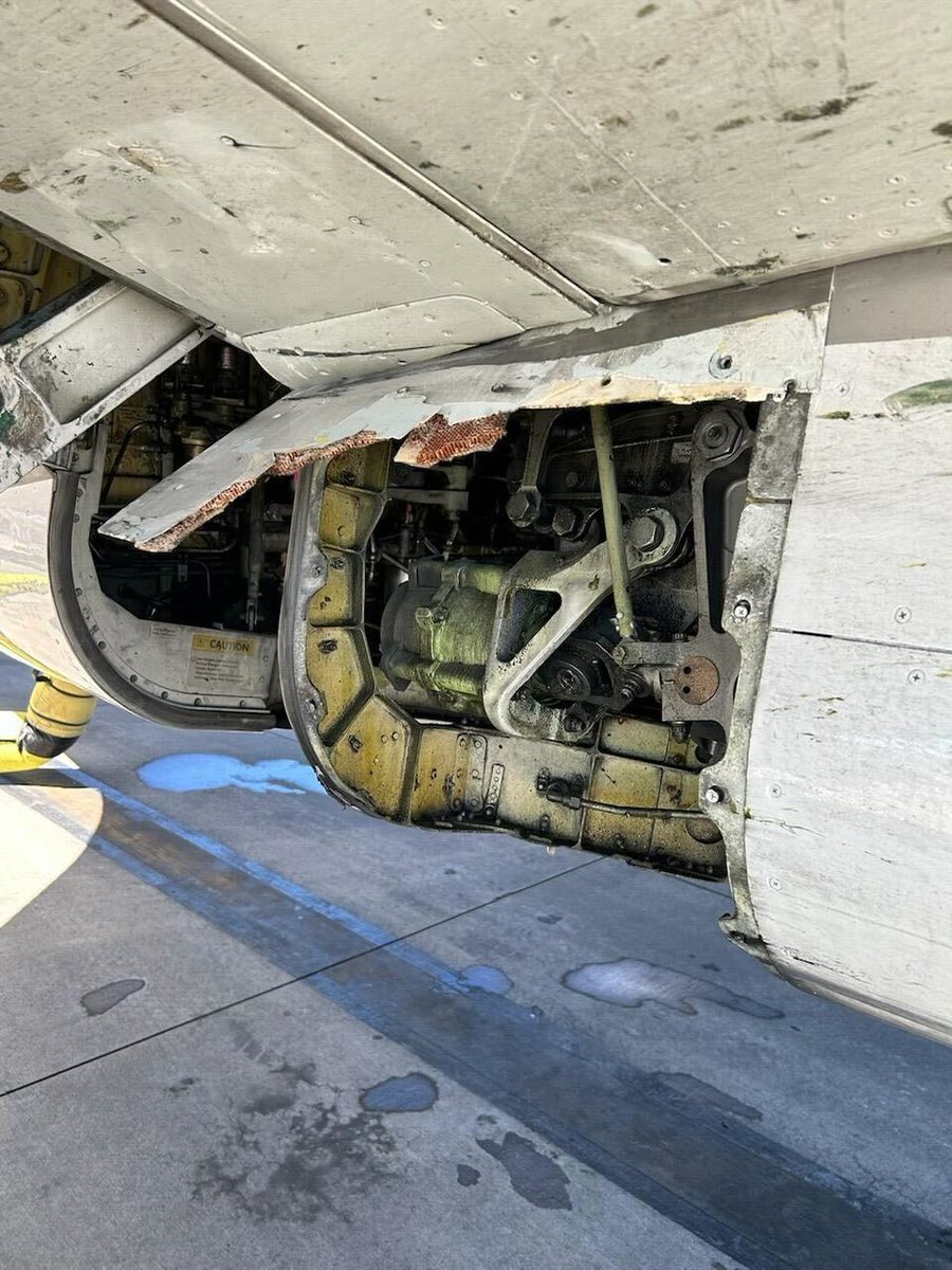 AlertaMundoNews's tweet photo. 🇺🇲 | ÚLTIMA HORA: El Boeing 737-824 de United Airlines aterriza de emergencia en el aeropuerto de Oregón después de perder el panel en el aire; todos los pasajeros y la tripulación están a salvo. https://t.co/MUV0sslHYi