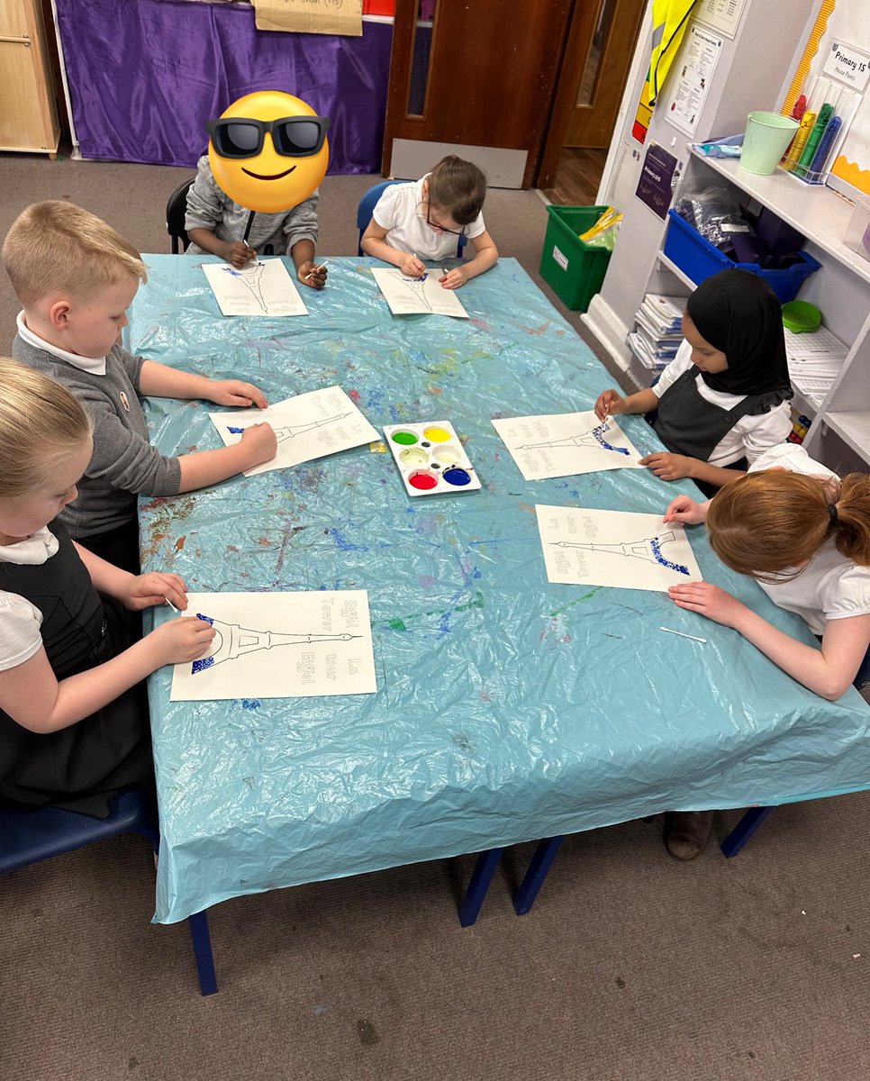 MrsSwanBX's tweet photo. We learned about Pointillism and explored artists like Georges Seurat π«π· We created our own art, using this style of painting, to display in CafΓ© Lapin π°π½οΈ #BPSArt #BPSMfL @1plus2Gr_mouth @falkirk1plus2 @scottishcilt https://t.co/AJXpflHk2K