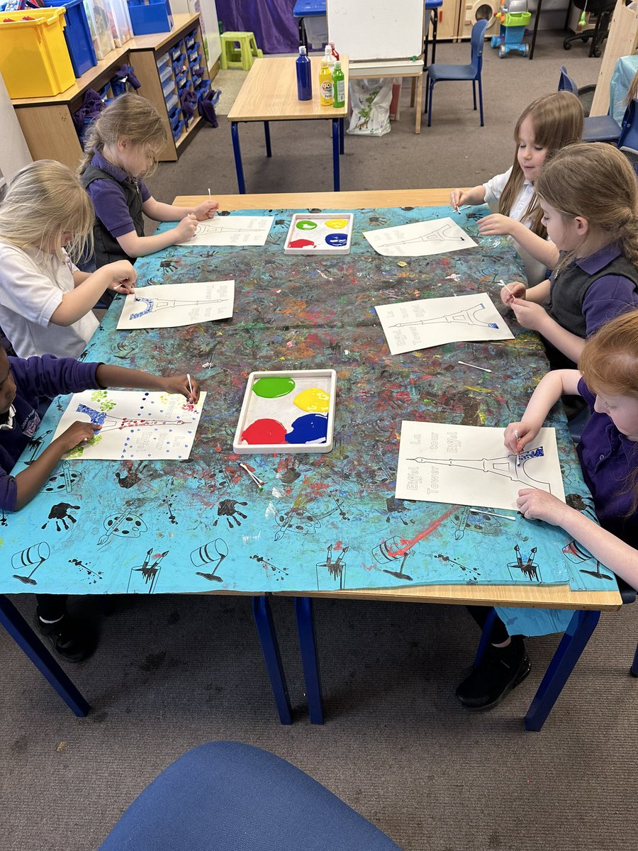 MrsSwanBX's tweet photo. We learned about Pointillism and explored artists like Georges Seurat π«π· We created our own art, using this style of painting, to display in CafΓ© Lapin π°π½οΈ #BPSArt #BPSMfL @1plus2Gr_mouth @falkirk1plus2 @scottishcilt https://t.co/AJXpflHk2K