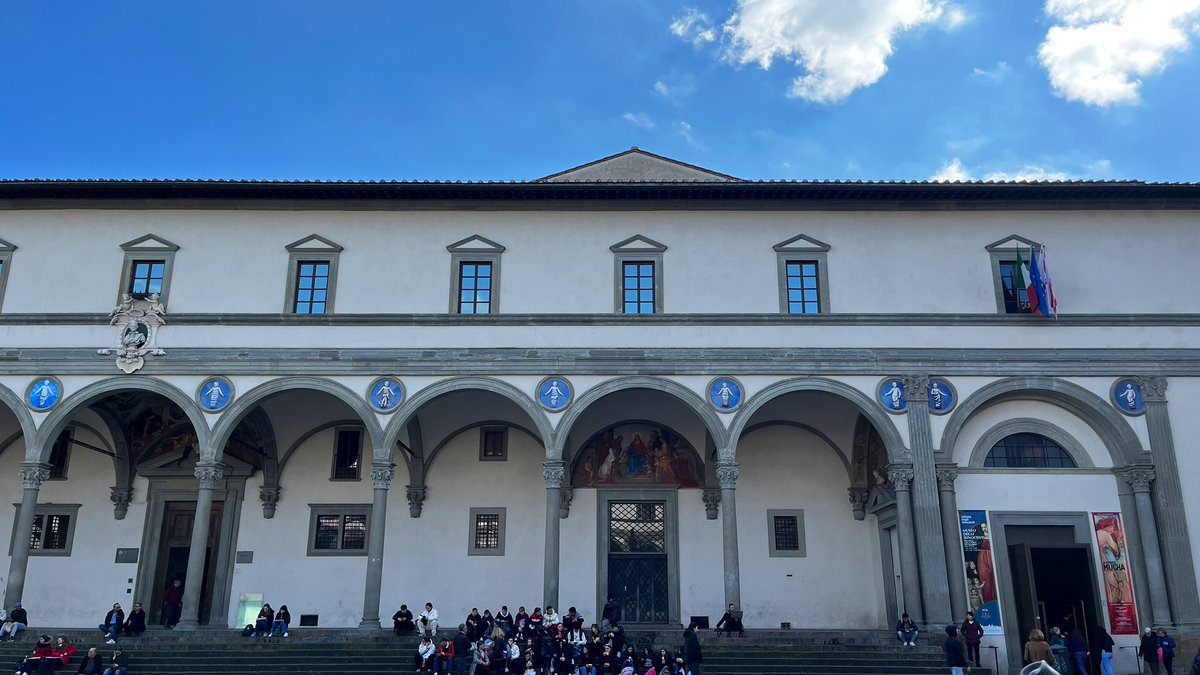 rivsanship_com's tweet photo. ブルネレスキの捨て子養育院。
男の子のための中庭と女の子のための中庭がある。両方、イオニア式の柱に、アーチが連続するロッジアをもつ空間であったが、中庭の形、ロッジアの幅、柱の素材感が双方で異なっている。広場も同じようにロッジアを持つ。 https://t.co/xwgI6ezrCc