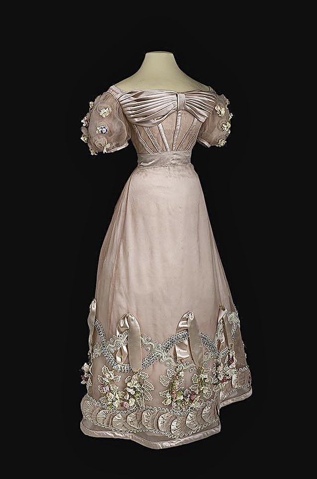TheScribblerCMB's tweet image. I love this dress! 🩷
1830s, do we think?

#Histroy #Fashion #FahsionHistory #dresses #pink #Victorian