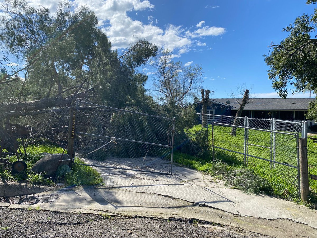 🚒 Our OCFA hand-crew lent a helping hand today in Trabuco Canyon! A resident with a blocked driveway due to the recent wind needed some assistance. The crew cleared the tree obstruction, ensuring the resident's access in and out. That's what community support is all about!
