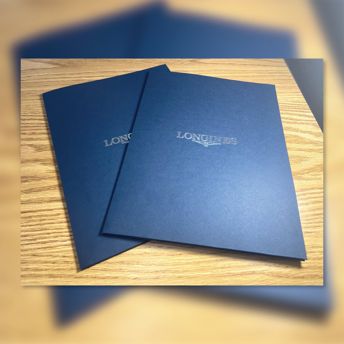 LifeInColors_'s tweet image. Make a statement with our Blue Presentation Folders! Featuring 2 pockets for organized storage and a sleek silver foil logo on the cover, these folders are perfect for showcasing your brand with style. Each detail is crafted with precision in our print shop!