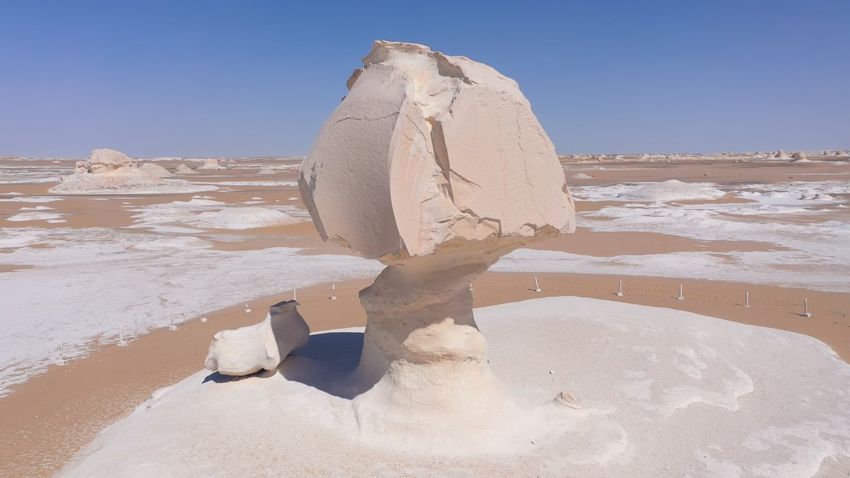 砂漠の石 今日の放送では、変わった景観がいろいろ登場します。白砂漠＆黒砂漠と