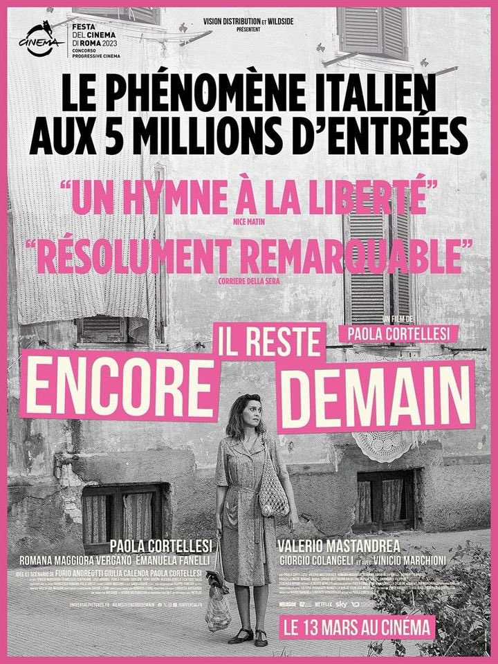 #Ilresteencoredemain : Paola Cortellesi démontre son talent d’actrice et de réalisatrice en réussissant à passer du rire aux larmes sur un tel sujet, tout en maintenant un rythme soutenu et une touche de modernité dans ce beau film d’époque dont le message résonne encore.