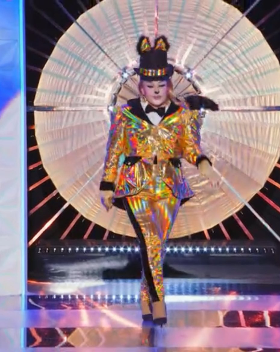 snailor420's tweet photo. Hannah going from golden freddy on the runway to glamrock chica in the lipsync i can’t 😭 #DragRaceUK https://t.co/BdFwo7fDI8